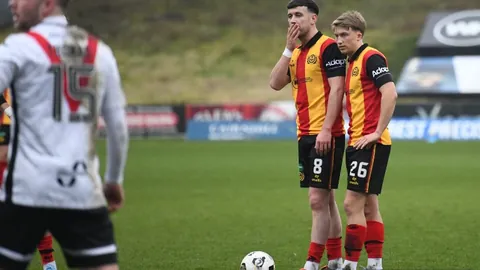 “遮眼防守先驱者，激战至鲜血染红赛场，身着红裤为见证姚明球衣退役盛典！”